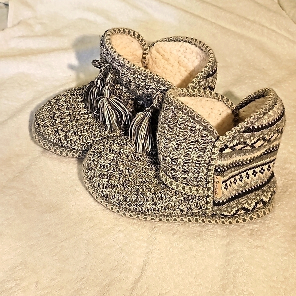 A la mode gray shimmery Slippers Booties Geometric Fleece fits Size 5 To 6.